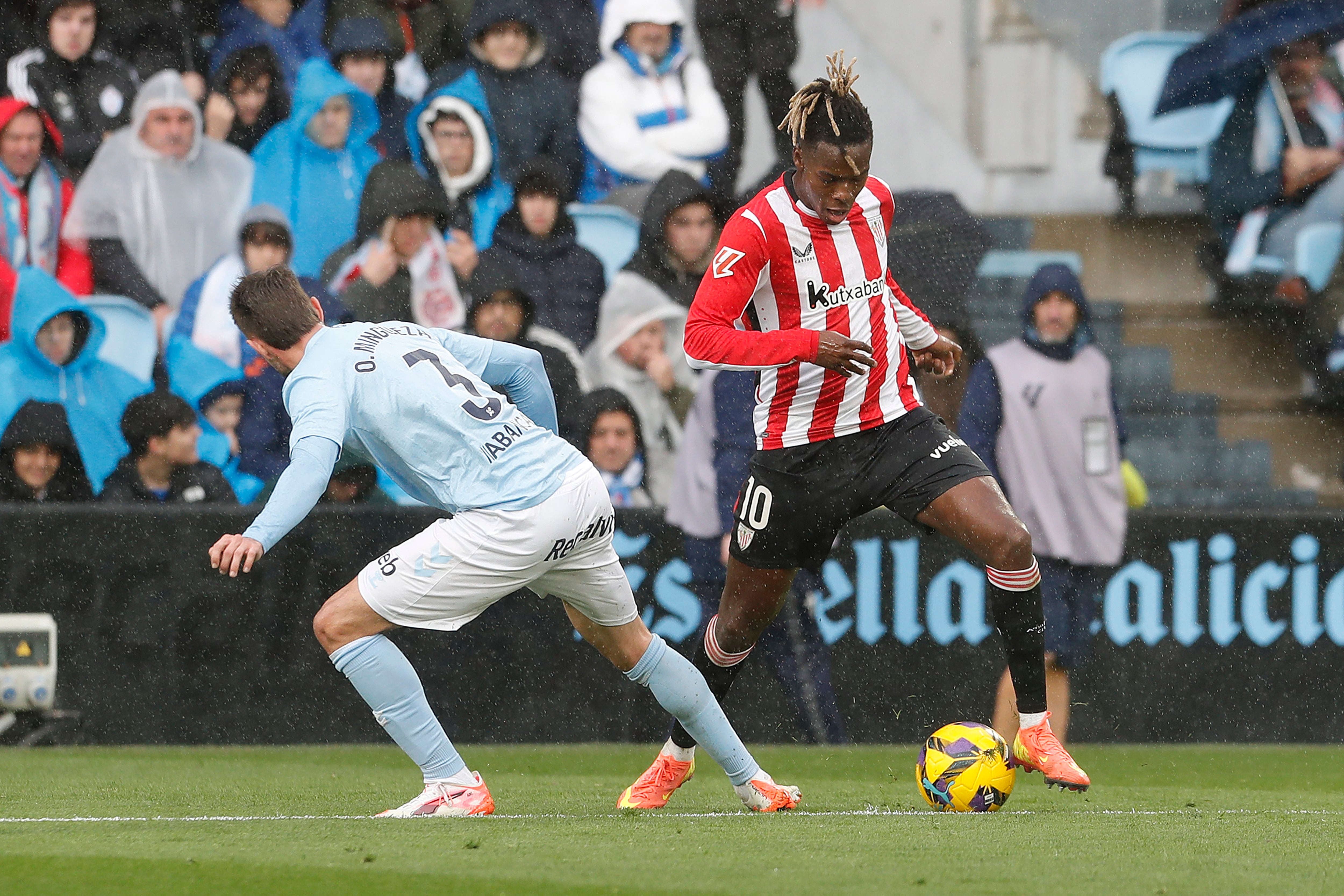 VIGO, 19/01/2025.- El defensa del Celta Óscar Mingueza (i) disputa un balón ante el delantero del Athletic Club Nico Williams durante su partido de LaLiga EA Sports disputado este domingo en el estadio Balaidos de Vigo. EFE/ Salvador Sas
