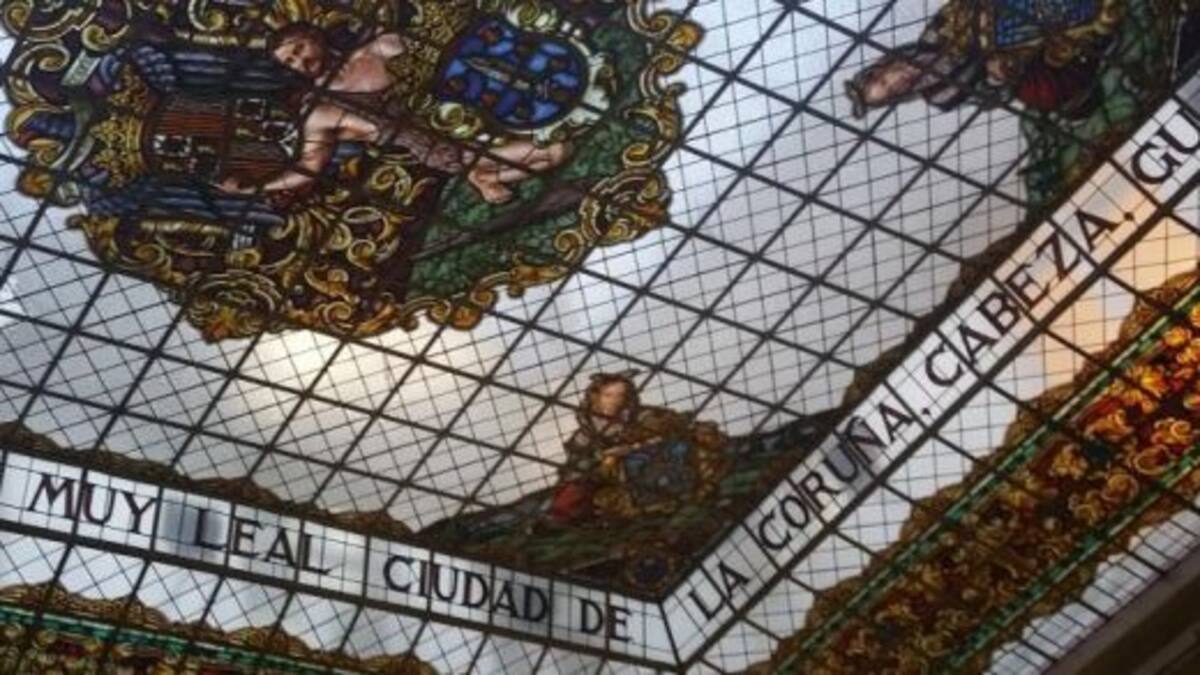 La Marea contrata la retirada de la vidriera franquista del Concello