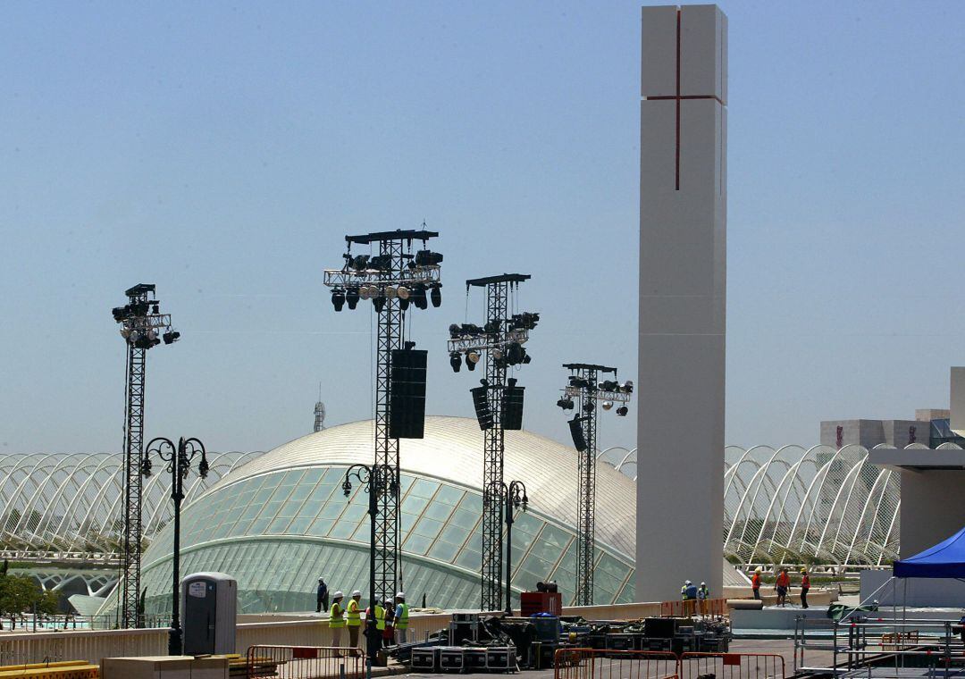 Trabajos de montaje de la infraestructura del altar que se instaló para el V Encuentro Mundial de las Familias