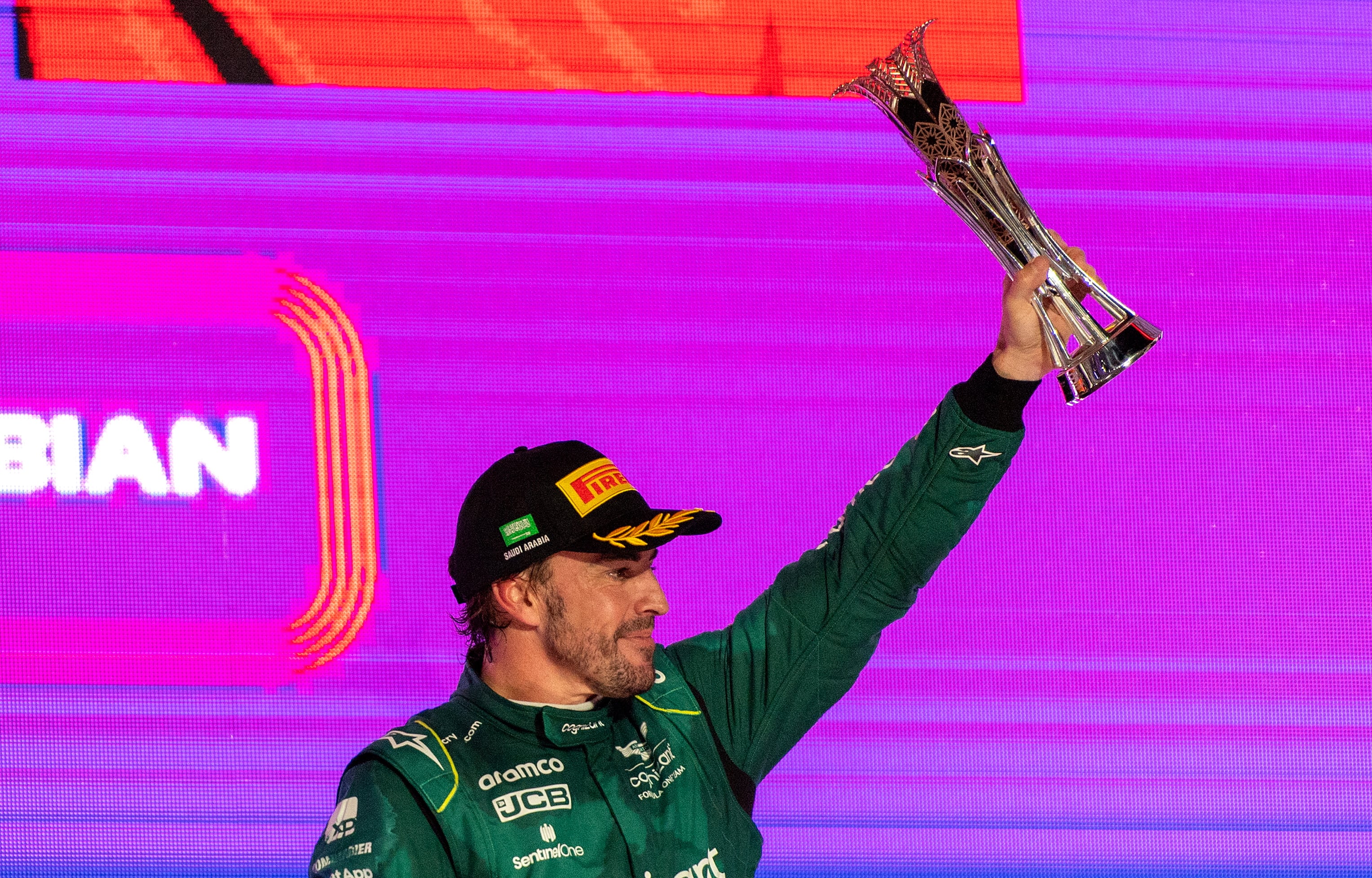 Fernando Alonso en el podio del GP de Arabia Saudí. (Fórmula Uno, Arabia Saudita) EFE/EPA/STR