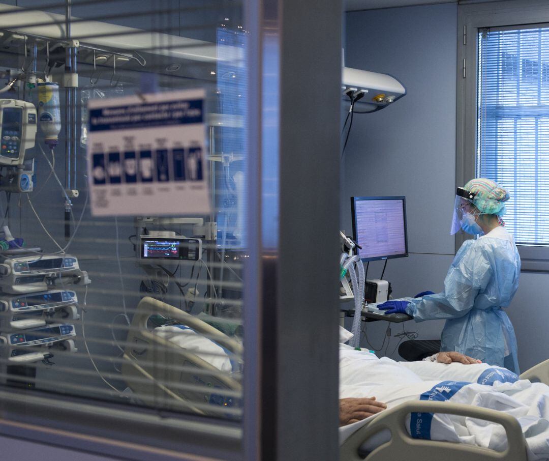 Personal sanitario atendiendo a un paciente ingresado en la Unidad de Cuidados Intensivos (UCI)