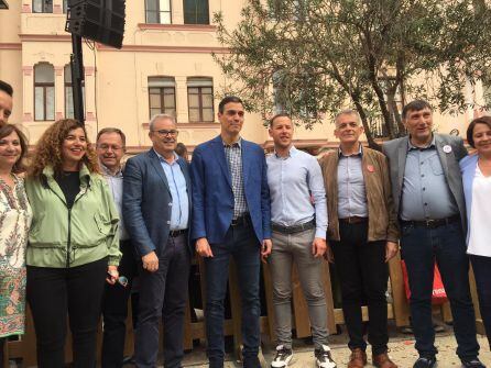 Los socialists ibicencos posan junto al presidente del Gobierno