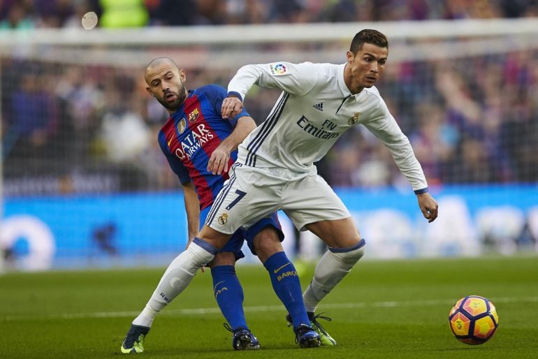 Mascherano intenta evitar que Cristiano llegue al balón