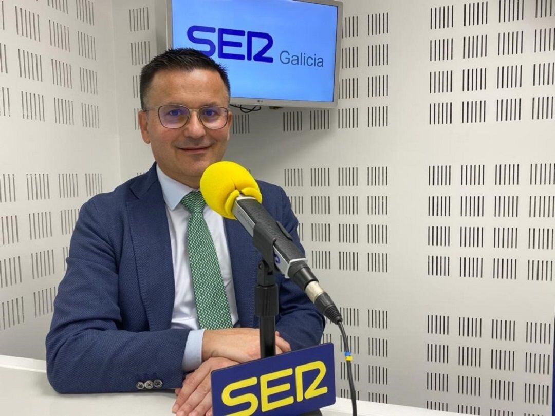 El conselleiro de medio rural, José González, en el estudio de Radio Galicia.