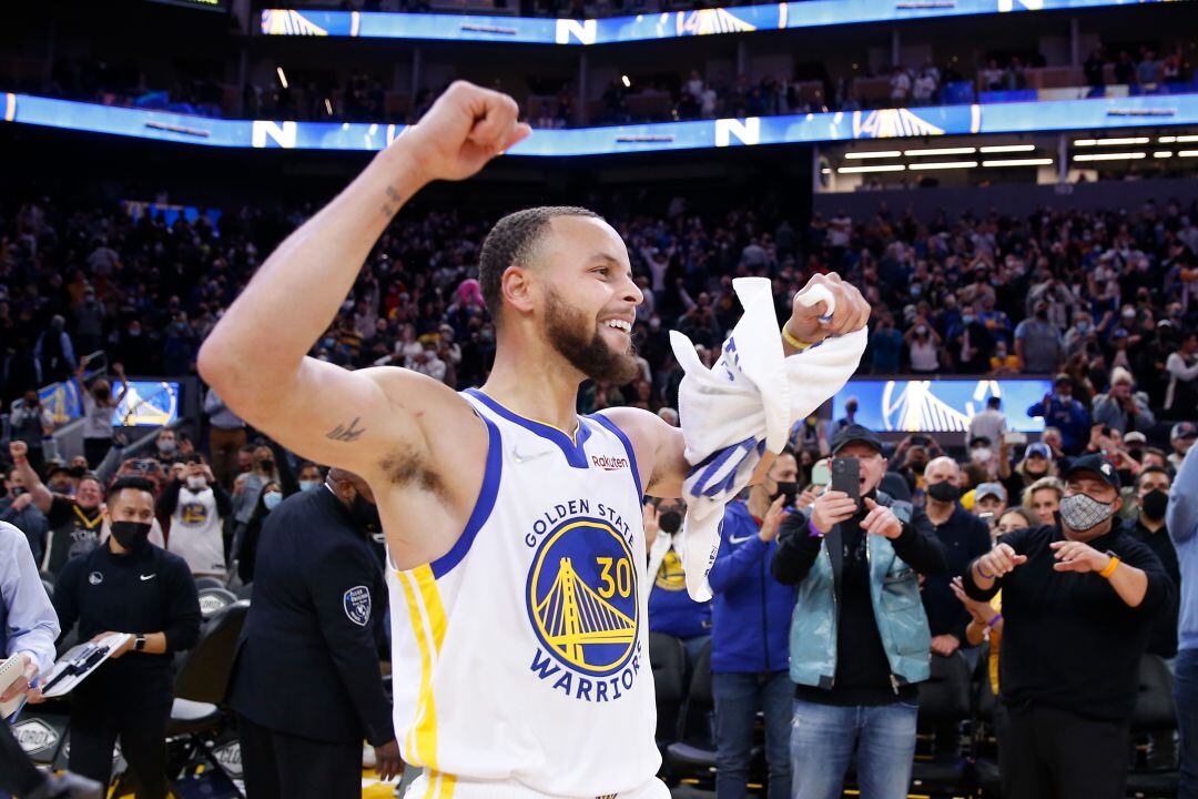 Stephen Curry celebra su canasta ante Houston