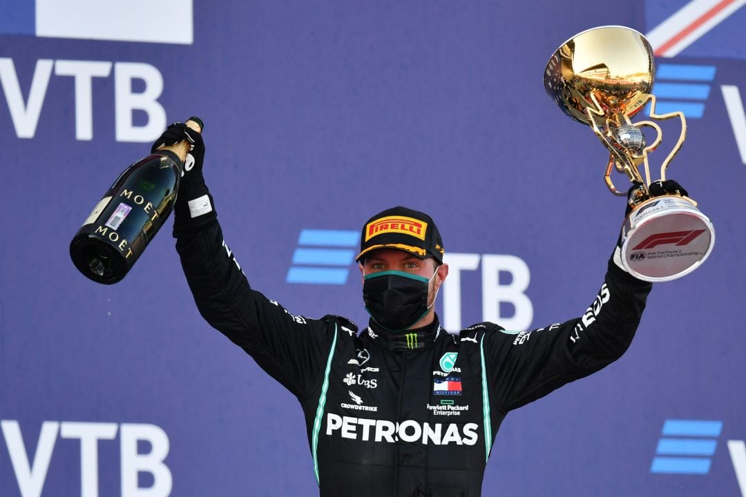 Valtteri Bottas celebra la victoria en el GP de Rusia de F1 en el circuito de Sochi 2020. 