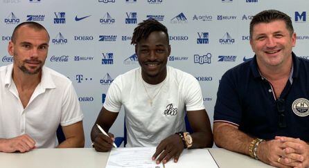 Merveil (c) firmaba este miércoles su contrato de cesión con los croatas.