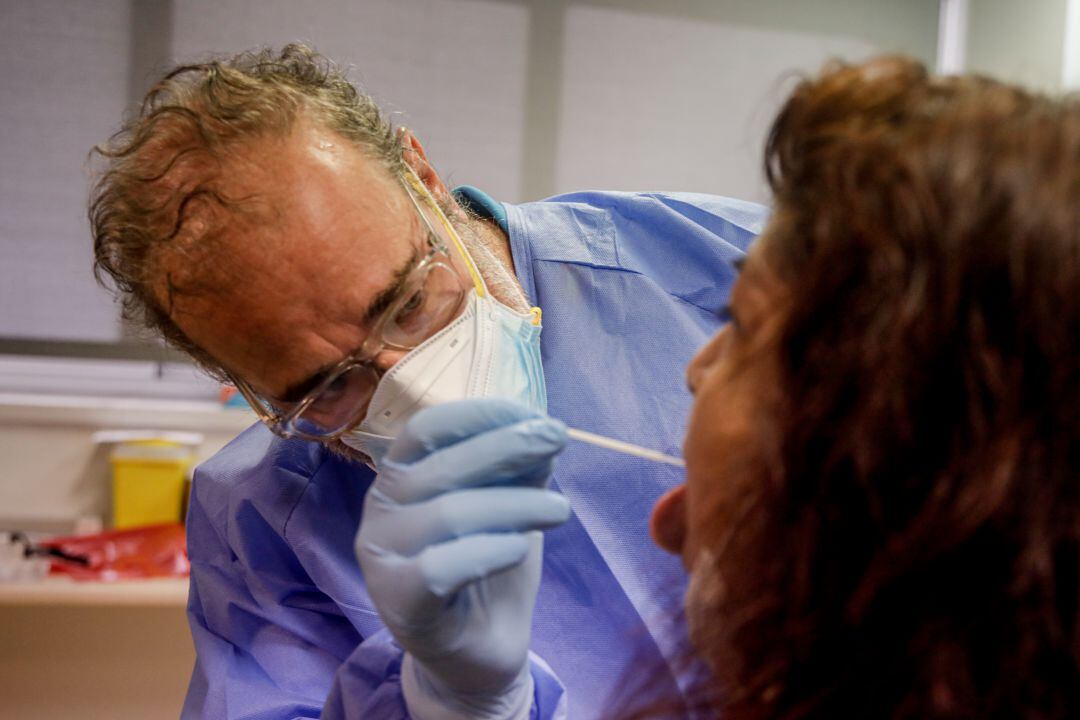 Una mujer se somete a una prueba PCR. 