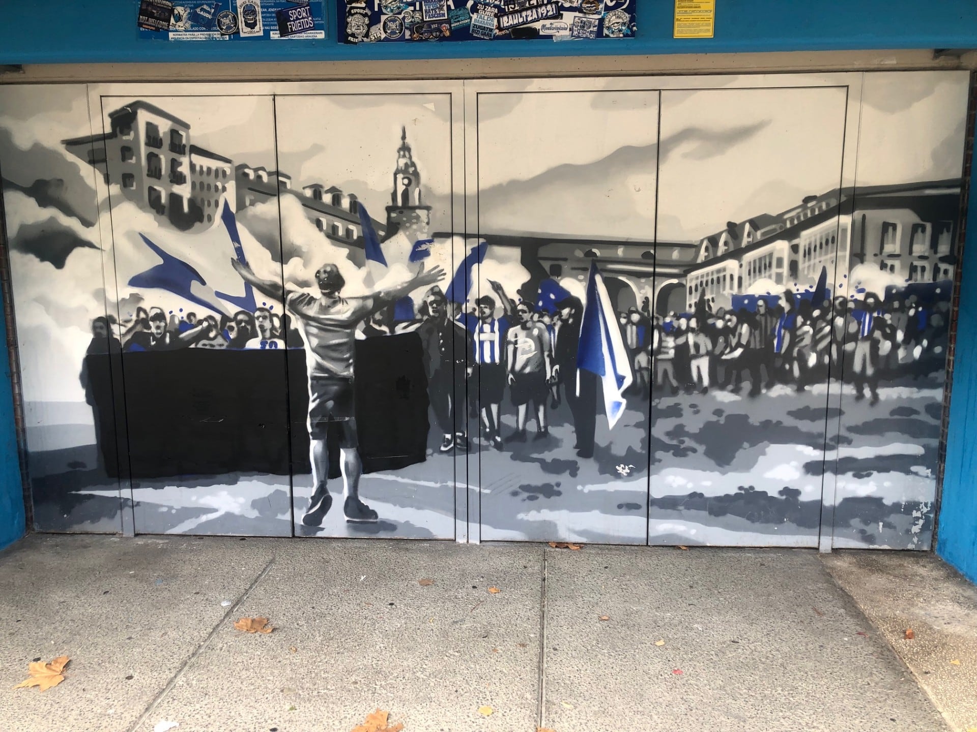 Borrado el nombre en la pancarta negra.