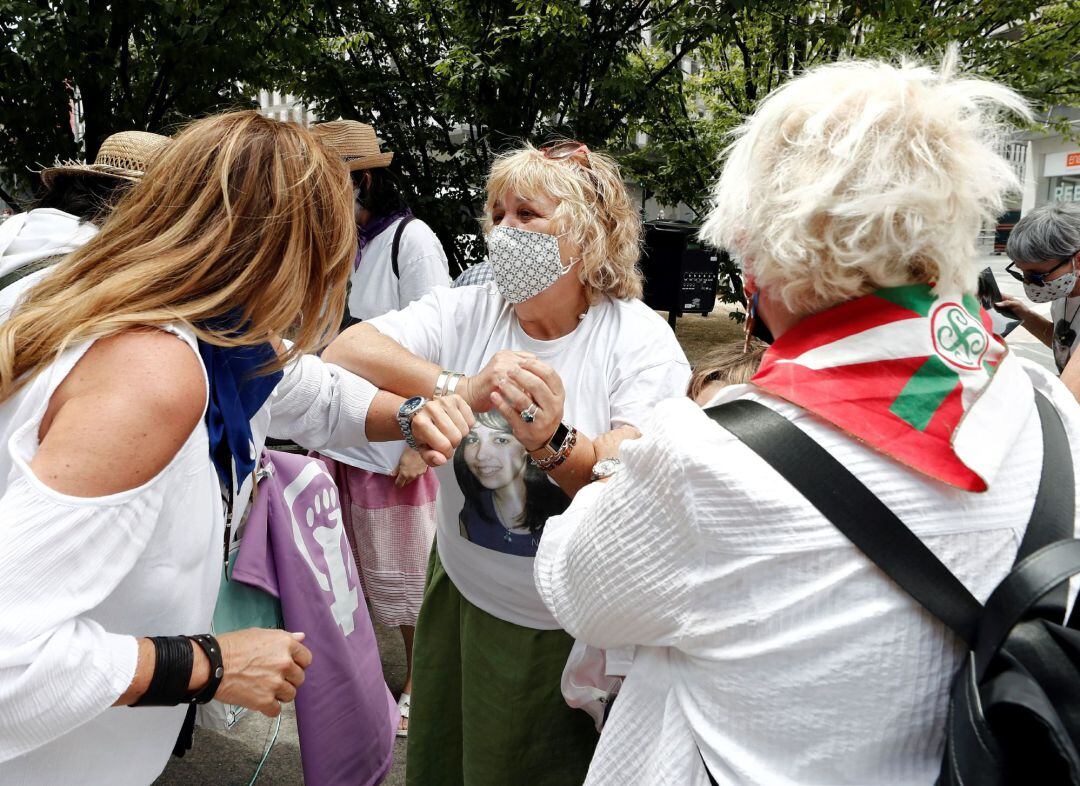La madre de Nagore Laffage, Asun Casasola (c), durante el acto de recuerdo y homenaje a la joven asesinada en los Sanfermines de 2008