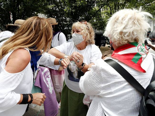La madre de Nagore Laffage, Asun Casasola (c), durante el acto de recuerdo y homenaje a la joven asesinada en los Sanfermines de 2008