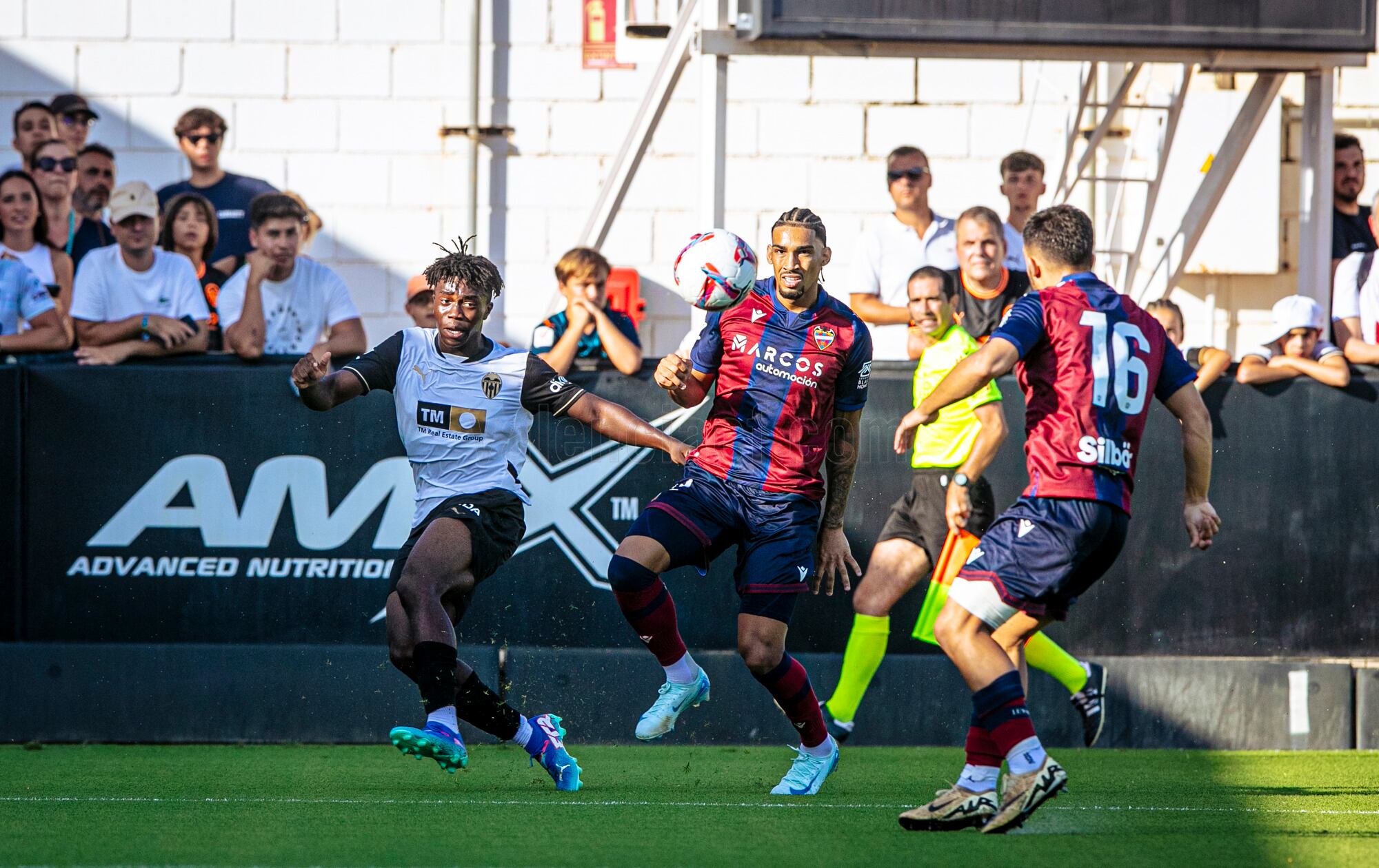 Derbi amistoso entre el Valencia y el Levante en Paterna.