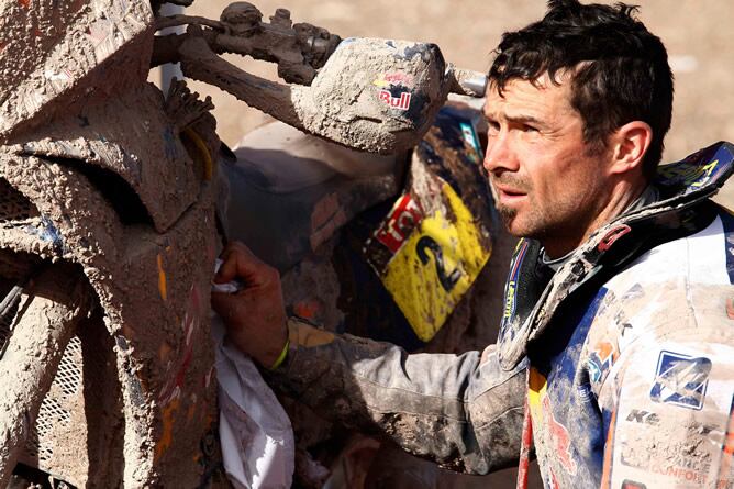 El piloto, durante la octava etapa del Rally Dakar 2012