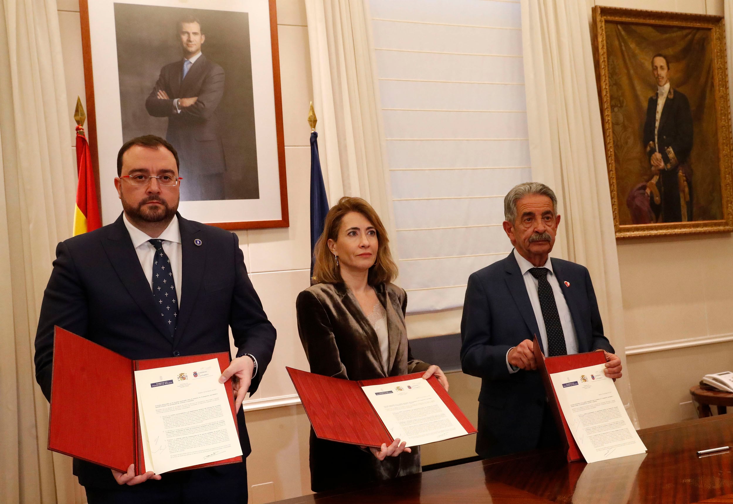 El presidente del Principado, Adrián Barbón, posa junto a la Ministra de Transportes, y el presidente de Cantabria con el documento firmado que recoge las compensaciones a ambas comunidades por el retraso de los nuevos trenes de Feve.