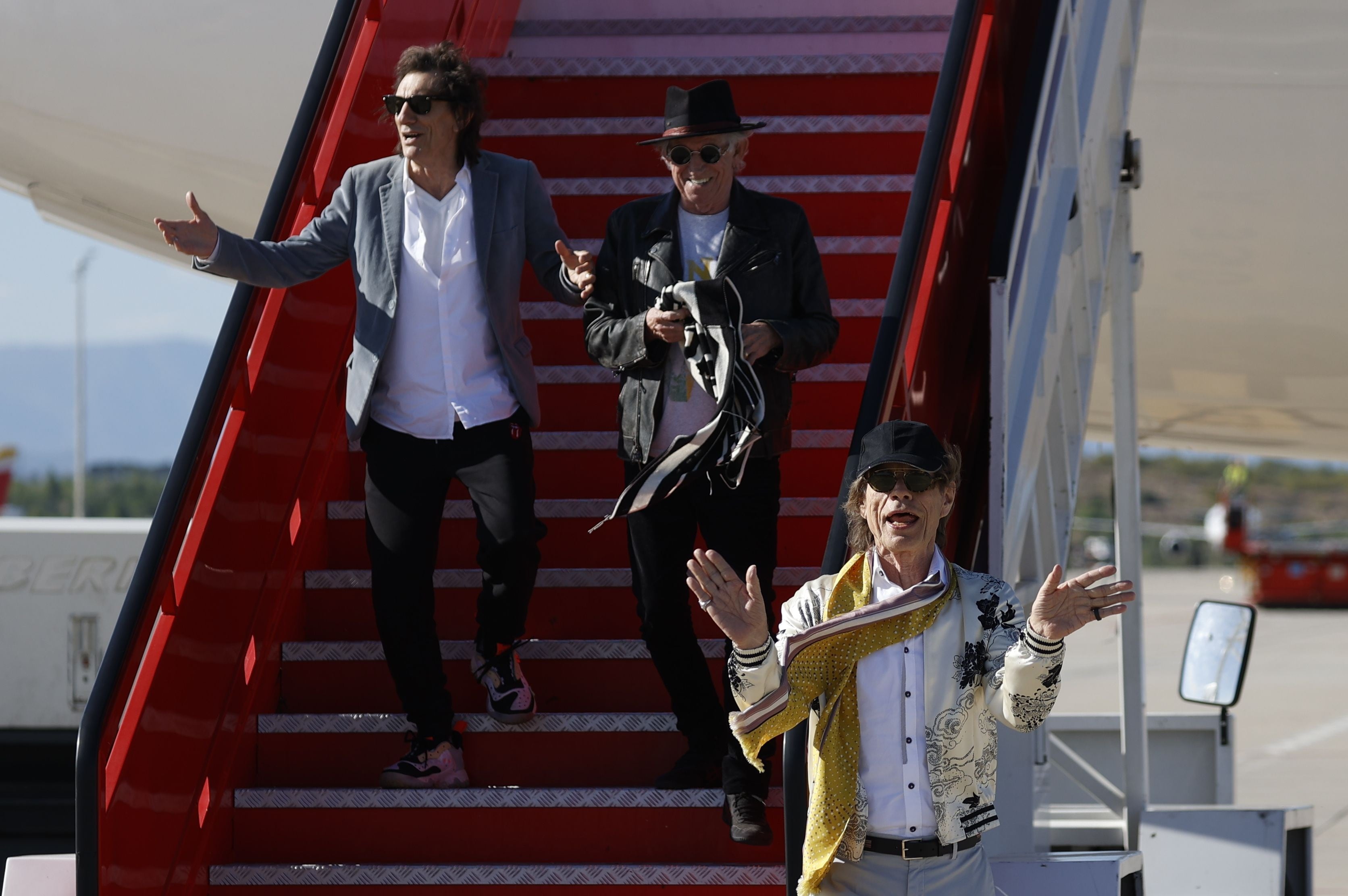 Los integrantes de The Rolling Stones Mick Jagger (d), Keith Richards (c), y Ron Wood, a su llegada este jueves en el aeropuerto Adolfo Suárez Madrid-Barajas.