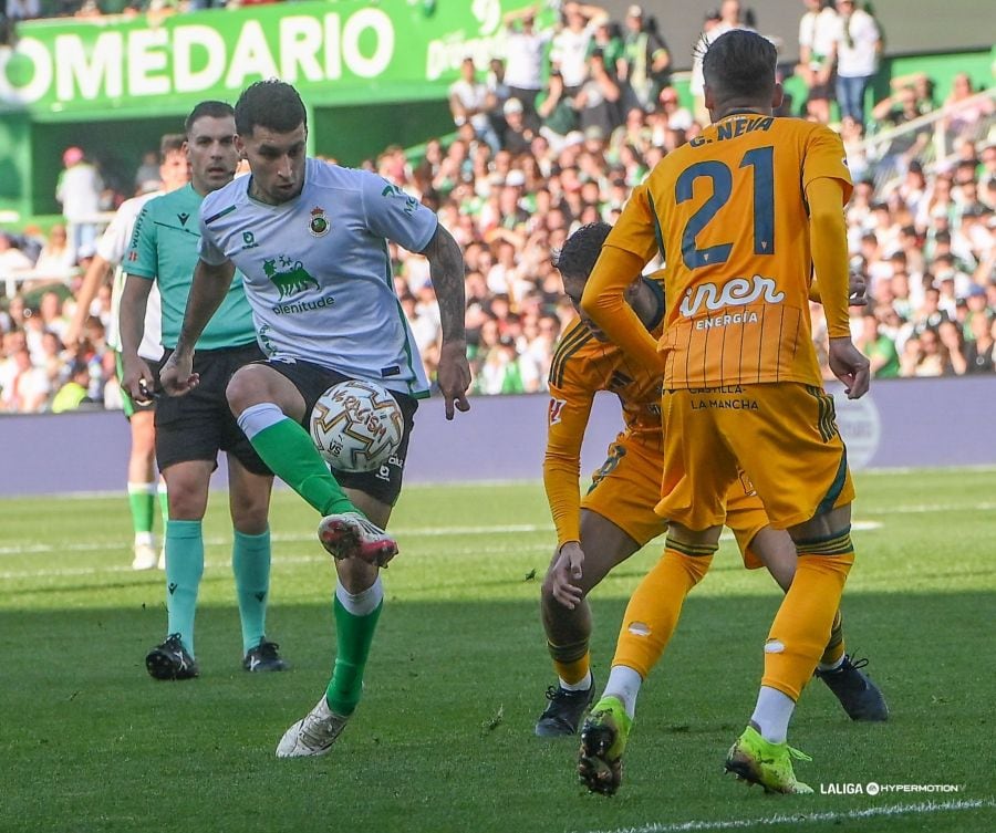 Sánchez Villalobos en segundo plano como corresponde a todo buen colegiado.
