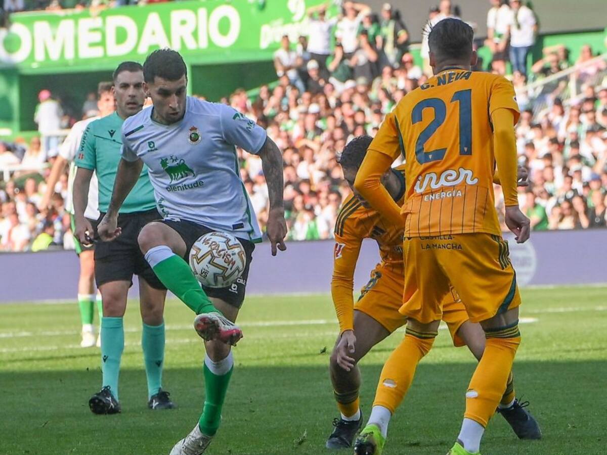 Villalobos se doctora en el Racing 0‑4 Albacete rumbo a Primera