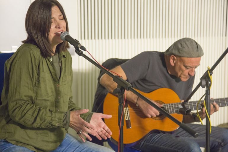 Marcela Ferrari interpretando uno de sus temas en Hoy por Hoy Madrid