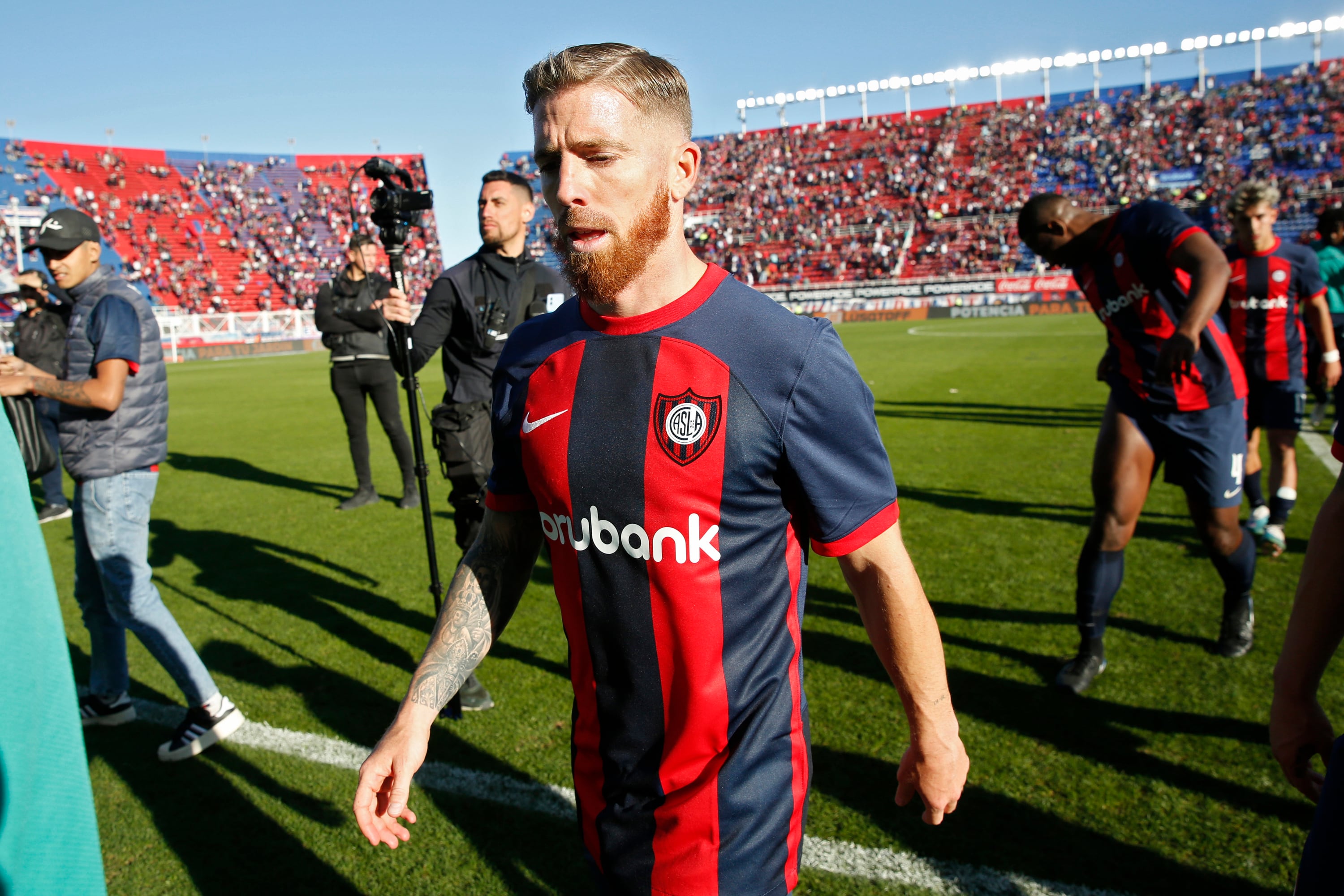 Iker Muniain enfila el túnel de vestuarios en un partido con San Lorenzo