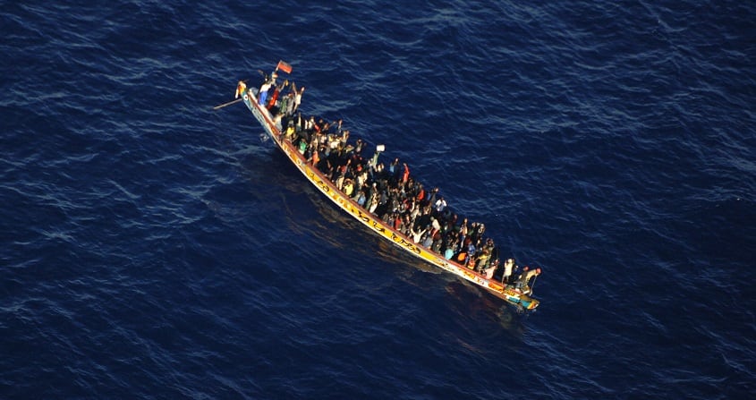 SANTA CRUZ DE TENERIFE, 28/10/2023.- Un migrante fallecido, cuatro evacuados en helicóptero y once más ingresados en centros sanitarios es el balance provisional del último rescate de un cayuco en la madrugada de este sábado a 82 millas de la costa del sur de Tenerife, ha informado el centro coordinador de emergencias 112. Salvamento Marítimo ha detallado que el cayuco, con más de 200 ocupantes y que estaba parado, fue localizado en la tarde del viernes por el avión Sasemar 101 y a su encuentro zarparon la embarcación guardamar Calíope y la patrullera Río Tajo de la Guardia Civil.- EFE/Salvamento Marítimo***SOLO USO EDITORIAL/SOLO DISPONIBLE PARA ILUSTRAR LA NOTICIA QUE ACOMPAÑA (CRÉDITO OBLIGATORIO)***
