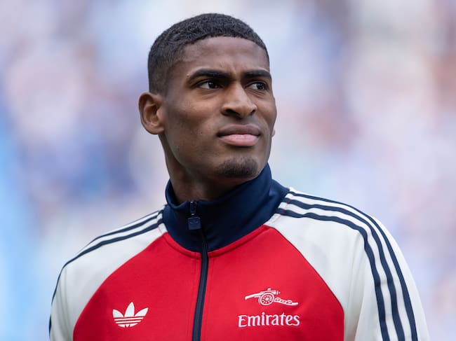 Cristhian Mosquera en el partido de la Premier League entre el Arsenal y el Manchester City