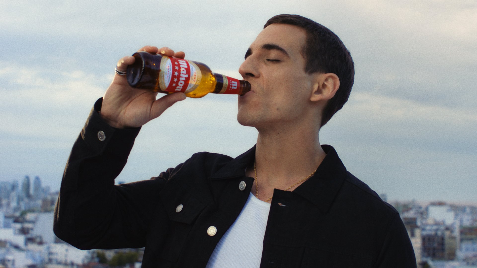 El actor Miguel Herrán, protagonista de la nueva campaña de Mahou Cinco Estrellas