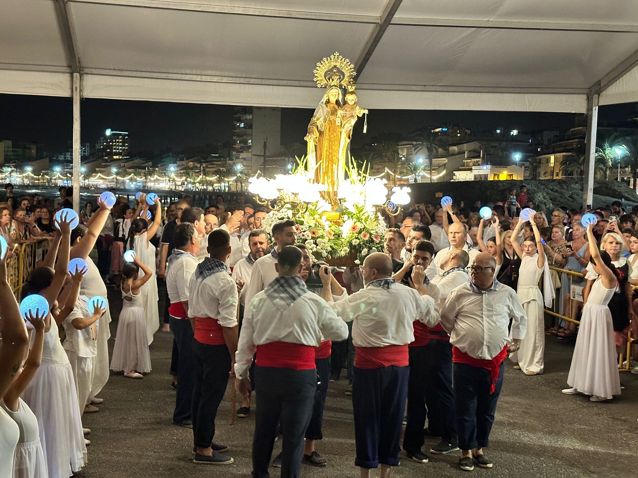 Emotivo traslado de la talla original de la Virgen del Carmen de la ermita al puerto de El Campello