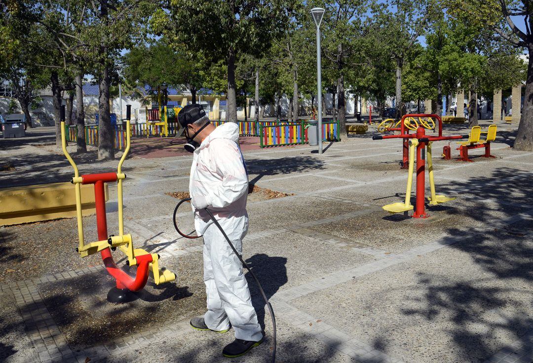 Operario desinfectando un parque biolsaludable