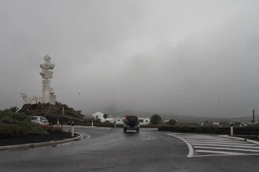 Lluvia en el Monumento al Campesino.