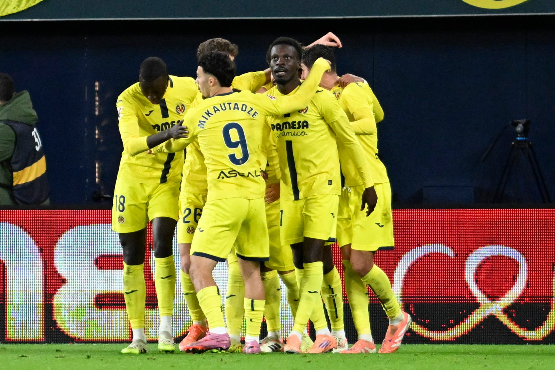 VILLARREAL, 22/11/2025.- Los jugadores del Villarreal celebran tras anotar en el partido de la jornada 13 de LaLiga que Villarreal CF y RCD Mallorca disputan este sábado en el estadio de La Cerámica. EFE/ Andreu Esteban