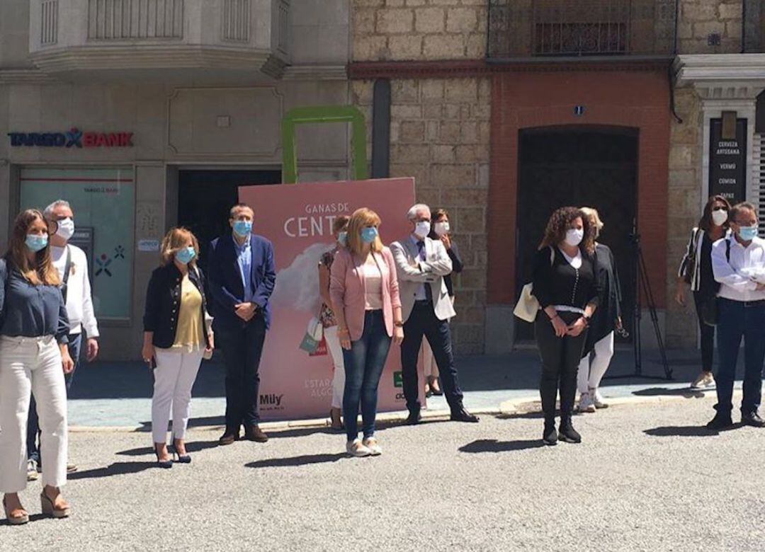 Representantes del colectivo Müy Jaén y de varios partidos del Ayuntamiento de Jaén durante la presentación de la campaña.