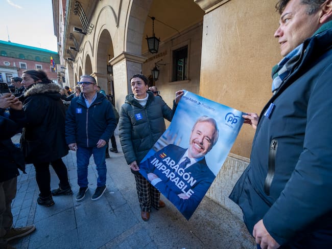 TERUEL, 23/01/2026.- Tradicional pegada de carteles electorales de los partidos políticos, este viernes en la plaza San Juan de Teruel. En la imagen, los candidatos del PP. EFE/Antonio García