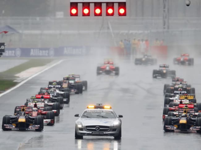 Las malas condiciones climatológicas obligaron a realizar una salida controlada por el coche de seguridad