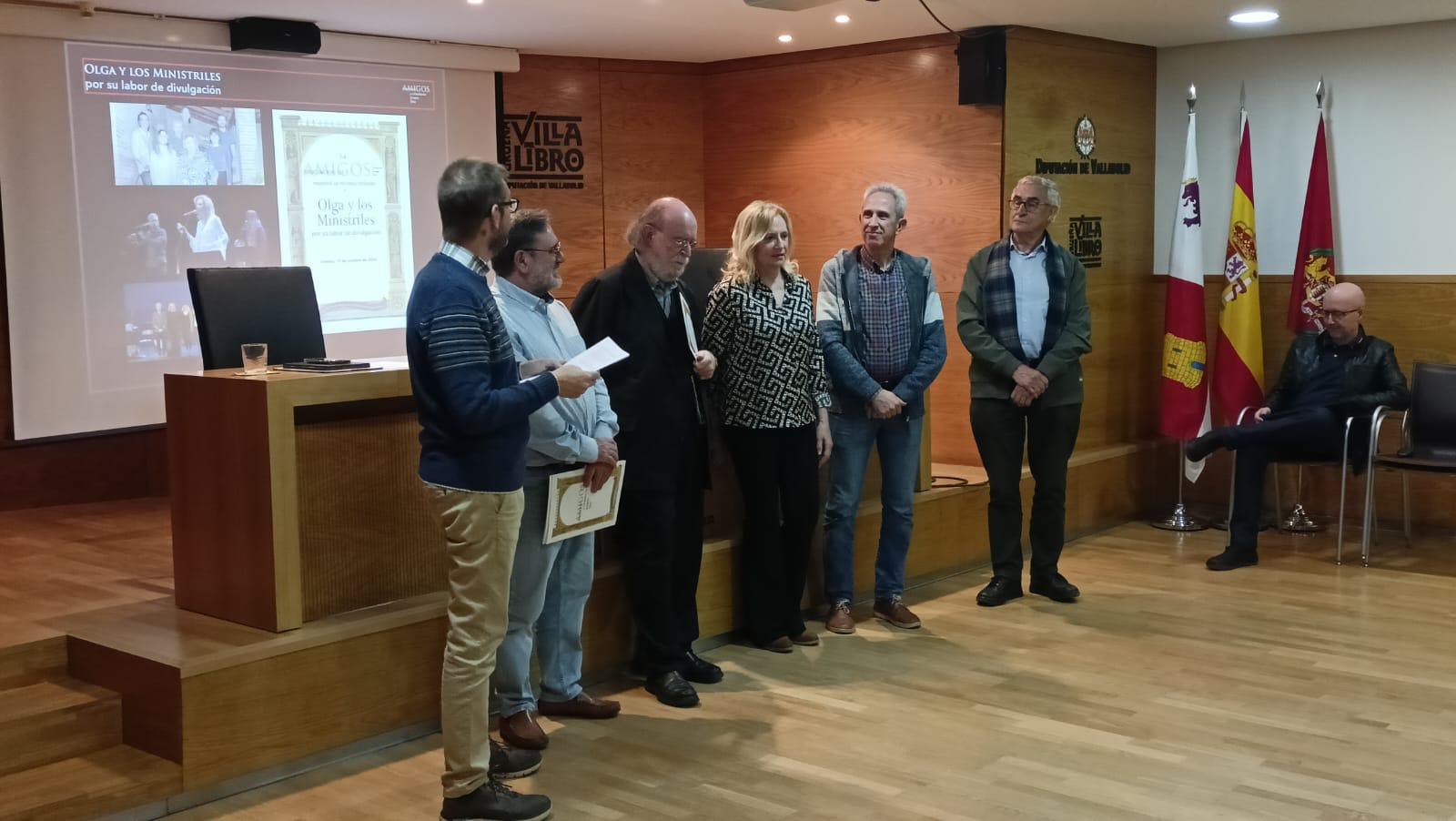 Olga Orús y Salvador Cored, de Olga y los Ministriles, recibiendo el Premio de Divulgación