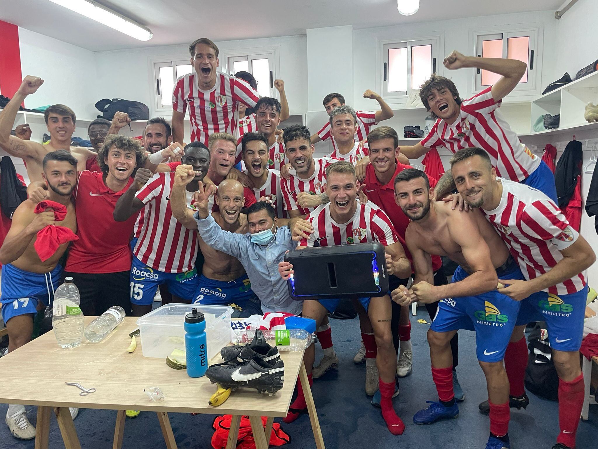 La plantilla del Barbastro celebra la primera victoria de la temporada