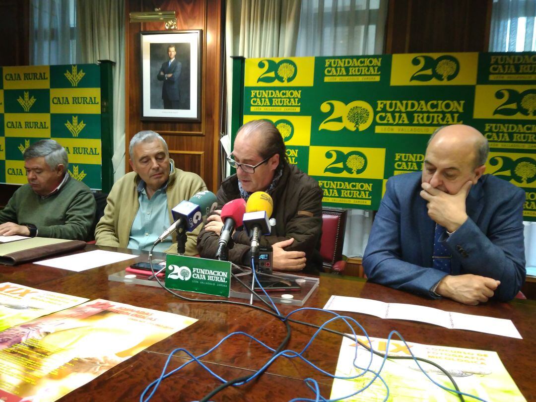 Representantes de la junta directiva de la Asociación Micológica Zamorana y Caja Rural durante la presentación de las jornadas micológicas