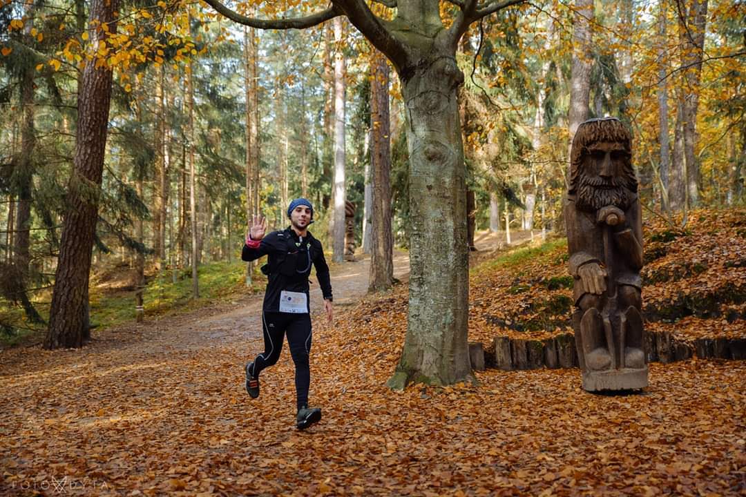 Eduardo participando en un trail por un bosque