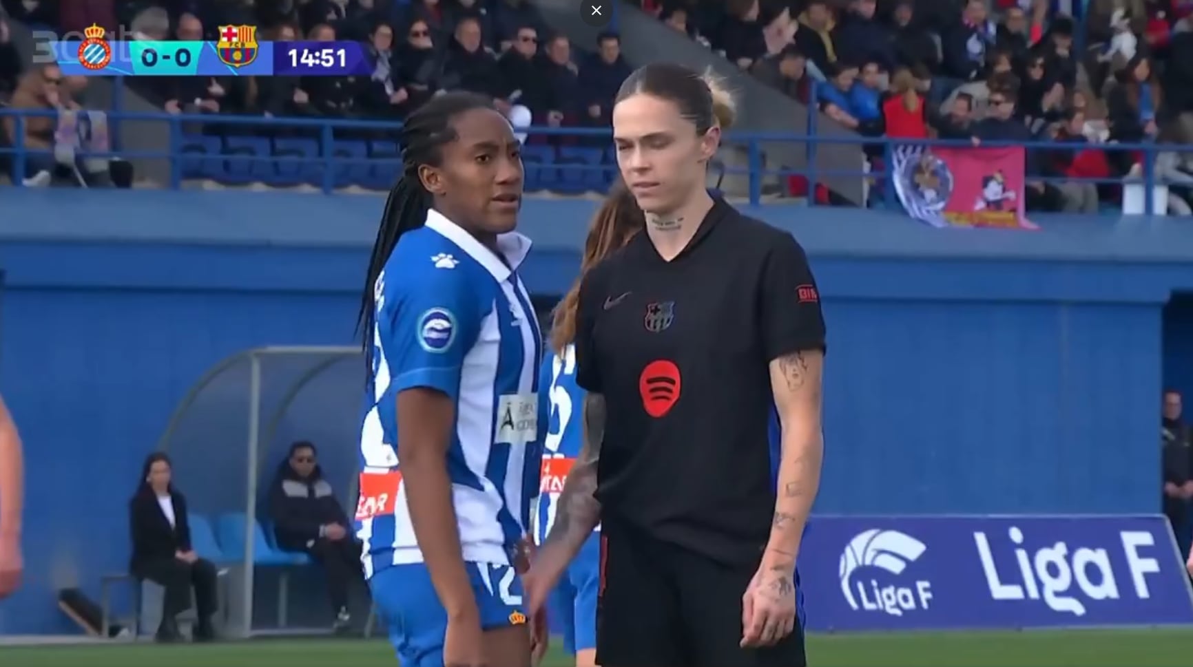 Momento en el que Mapi León, jugadora del Barça, toca las partes íntimas de Daniela Caracas durante un partido contra el Espanyol