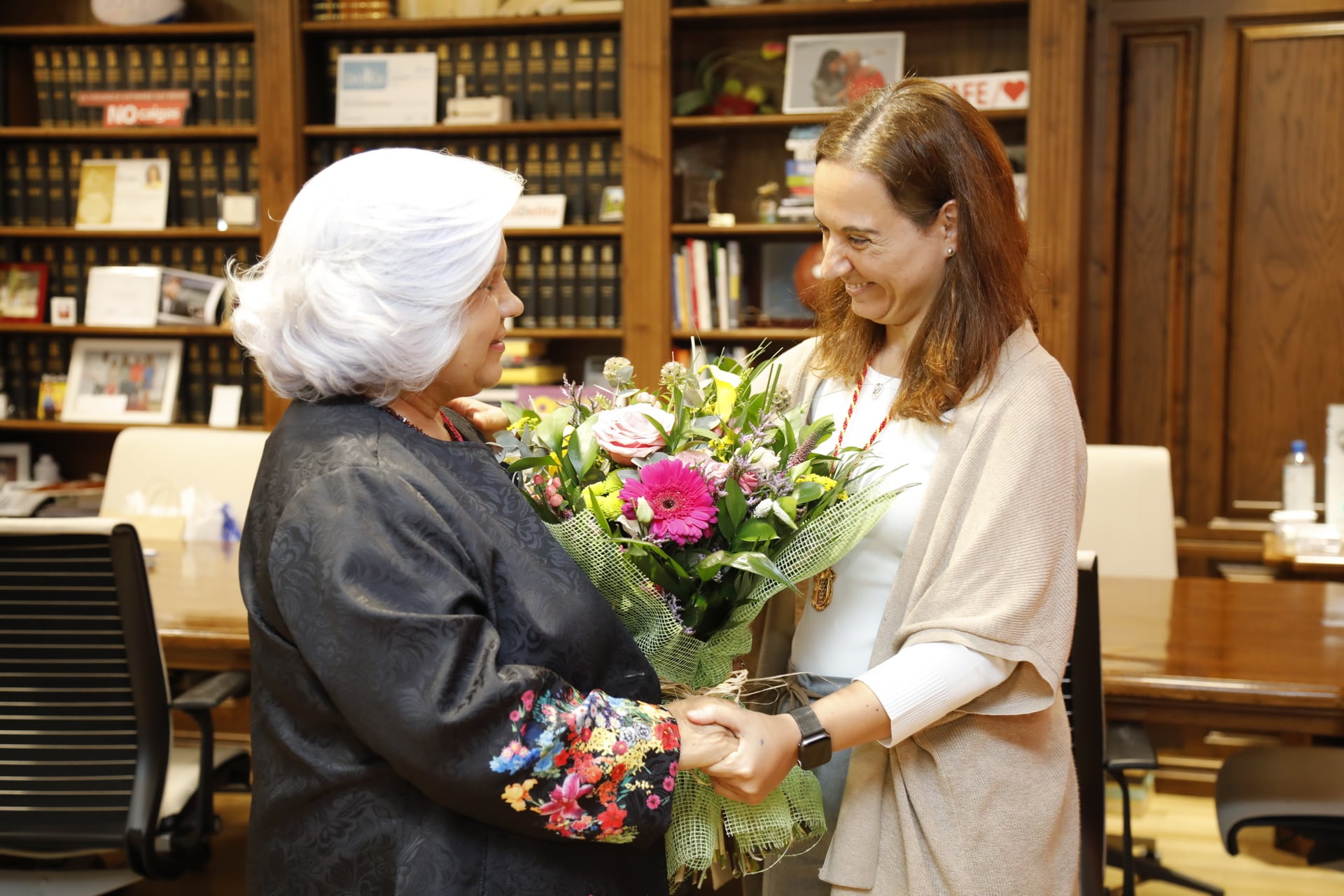 La mujer de Ángel del Río recibe el homenaje póstumo a su marido de manos de la alcaldesa de Getafe, Sara Hernández