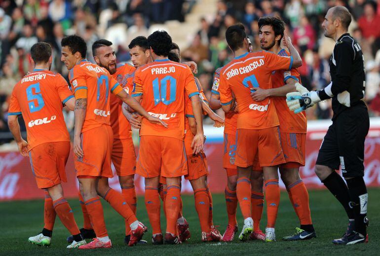 Valencia&#039;s Portuguese midfielder Andre Gomes (2R) celebrates  with teammates after scoring a goal against Cordoba during the Spanish league football match Cordoba CF vs Valencia CF at The Nuevo Arcangel stadium in Cordoba, on February 21, 2015. AFP PHOTO / CRISTINA QUICLER