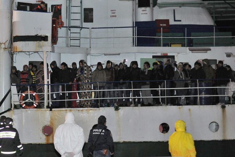 ARE103. Corigliano Calabro (Italy), 03/01/2015.- Italian police looks at migrants aboard the cargo ship &#039;Ezadeen&#039; after the vessel arrived in the southern Italian port of Corigliano, Italy, 03 January 2015 morning. About 450 refugees arrived late 02 Janua