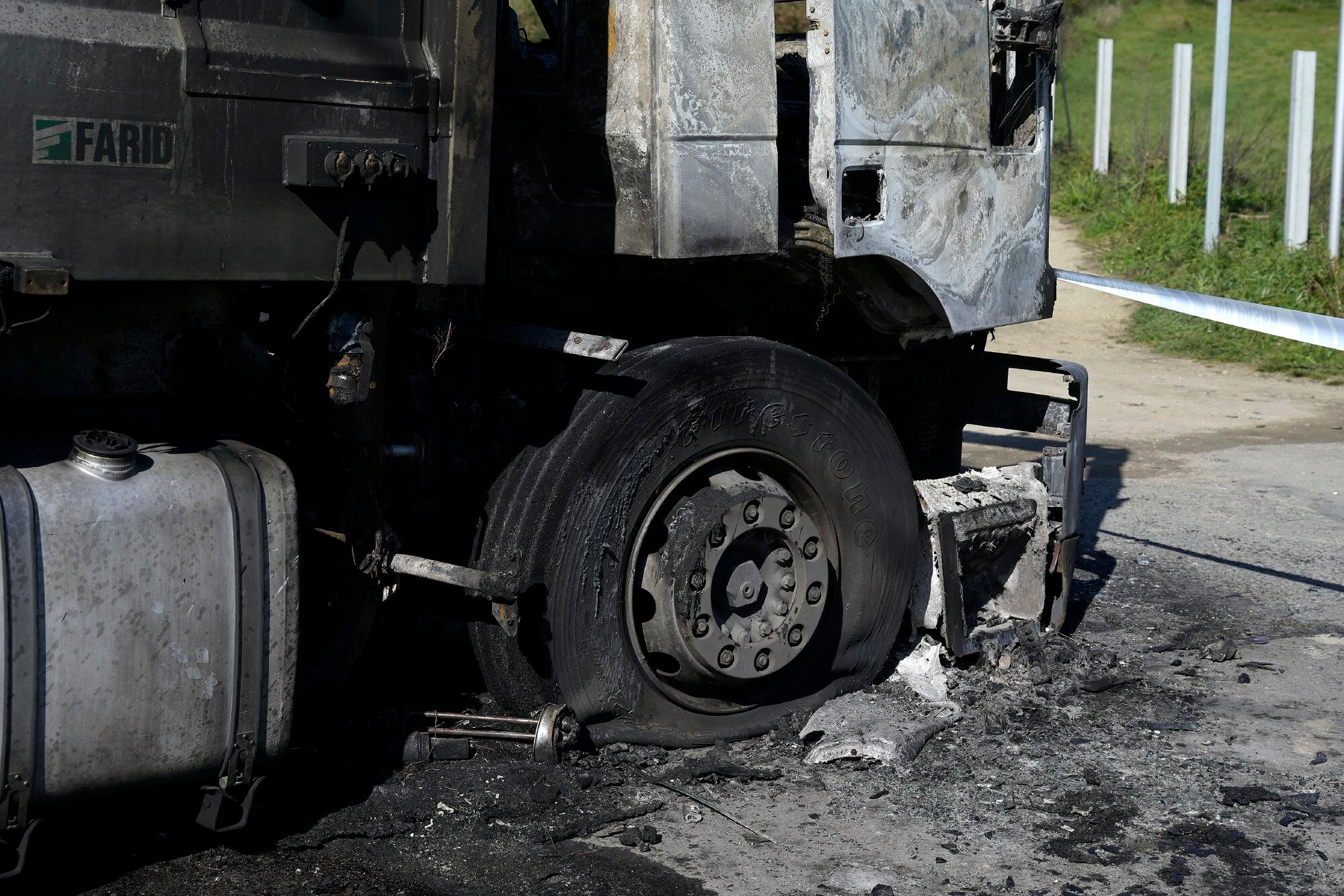 Un camión calcinado tras las tercera madrugada de incidentes por el conflicto de la basura, a 25 de febrero de 2022