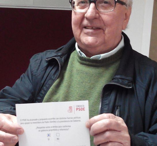 Esteban Esquinas, uno de los históricos del PSOE en la capital exhibe su voto por el "sí"
