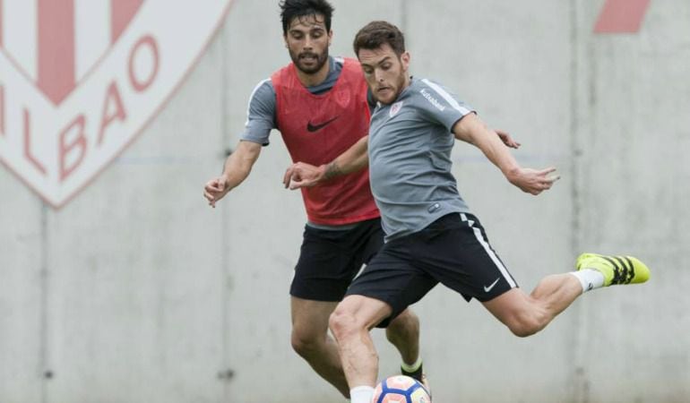 Ibai Gómez entrenando en las instaciones del Athletic Club.