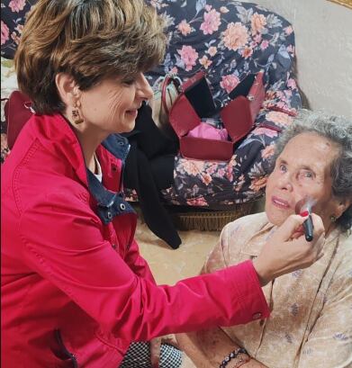 Antonia Bernal durante la sesión de maquillaje antes del posado para el calendario 2024 de Peña Zafra de Abajo