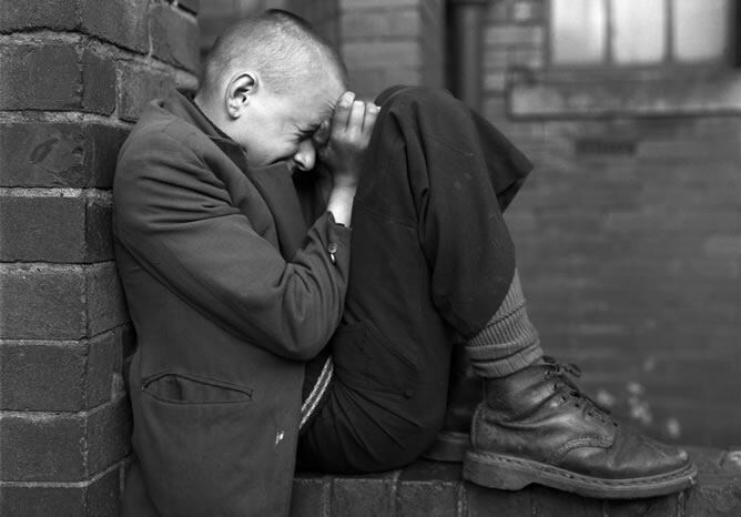 Joven en un muro, Jarrow, Tyneside (1976), imagen de Chris Killip