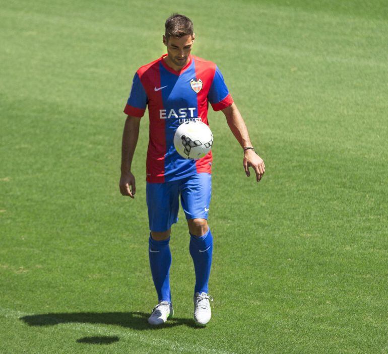 GRA105. VALENCIA, 10/08/2015.- El defensa del Levante Ángel Trujillo saluda a los aficionados en su presentación como nuevo jugador del Levante UD hasta 2019. EFE/Manuel Bruque