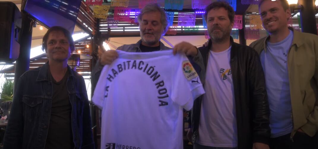 La habitación roja con la camiseta del Valencia CF