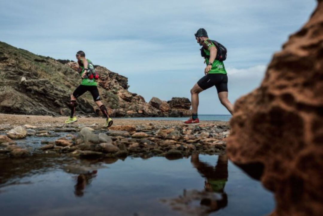 La cursa a peu i en bicicleta  donarà la volta a l'illa en tres etapes.