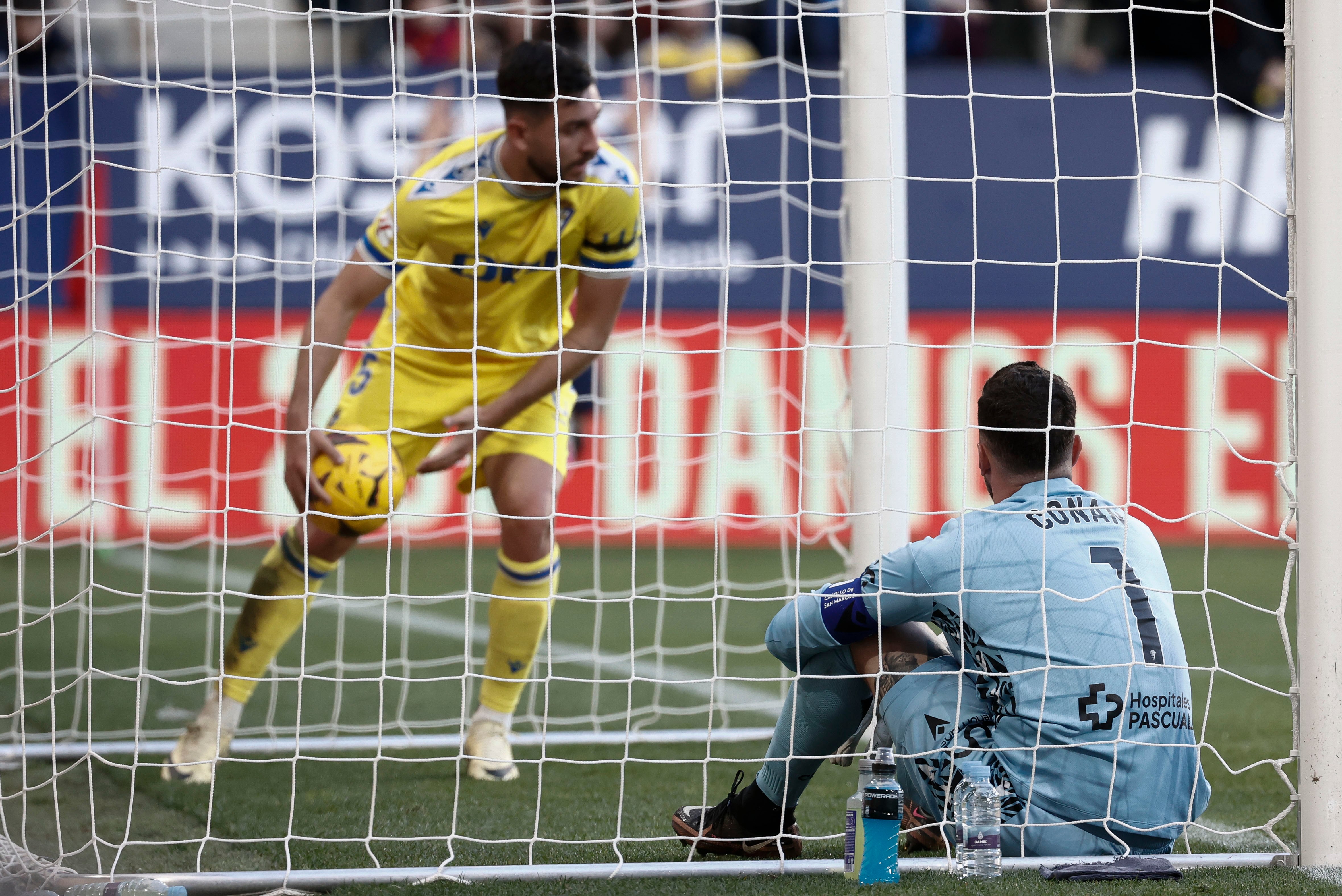 PAMPLONA, 17/02/2024.- El guardameta del Cádiz Jeremías Ledesma (d) se lamenta tras conceder el 1-0 durante el partido correspondiente a la jornada 25 de LaLiga disputado entre el Club Atlético Osasuna y el Cádiz CF este sábado en el estadio El Sadar de Pamplona. EFE/ Jesús Diges
